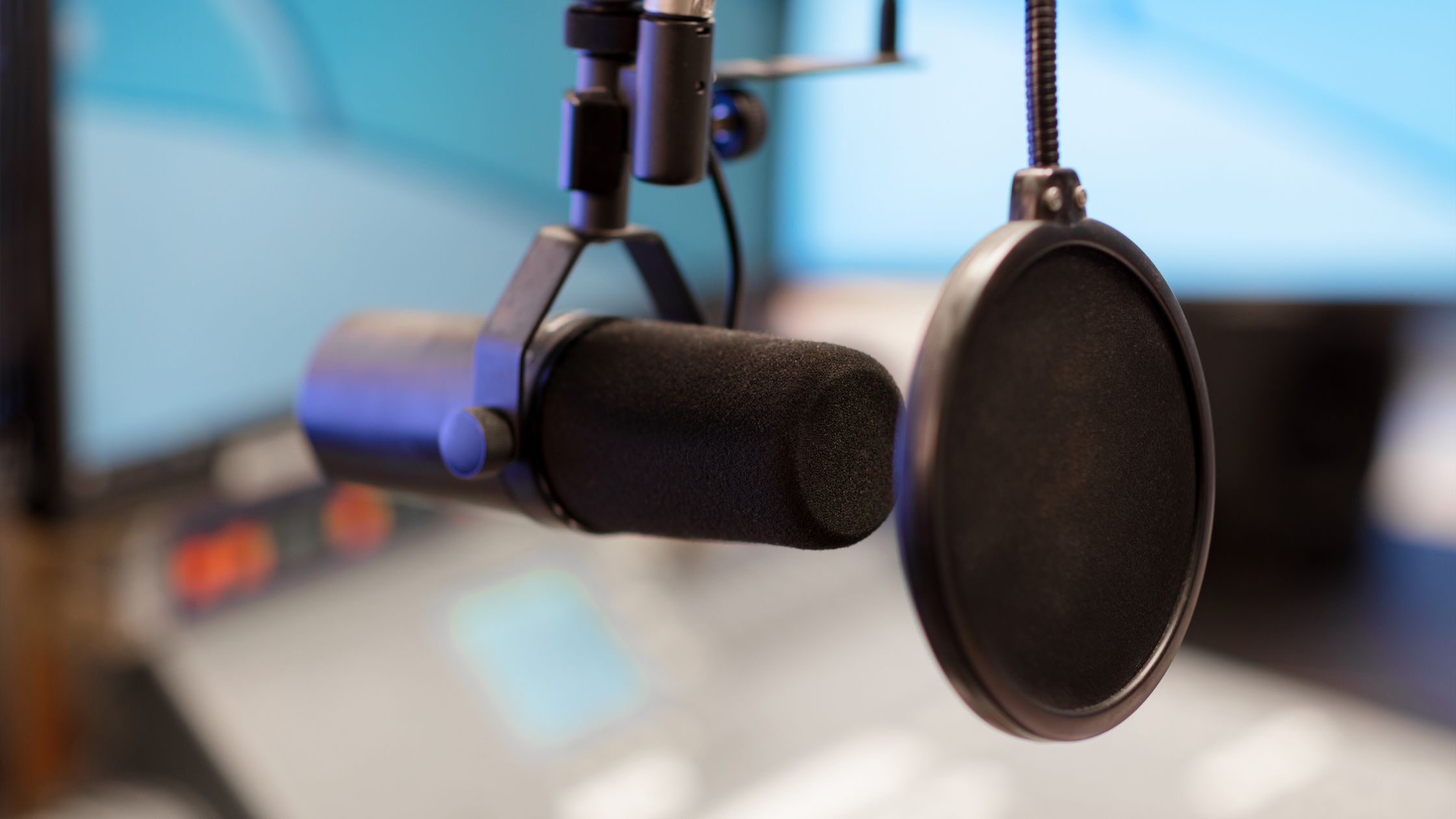 Zu sehen ist ein Mikrofon eines Nachrichtendienstes, Krebsbehandlung Potsdam bei Gilupi, Artikel mit dem Titel: Bekannt aus Funk und Fernsehen…